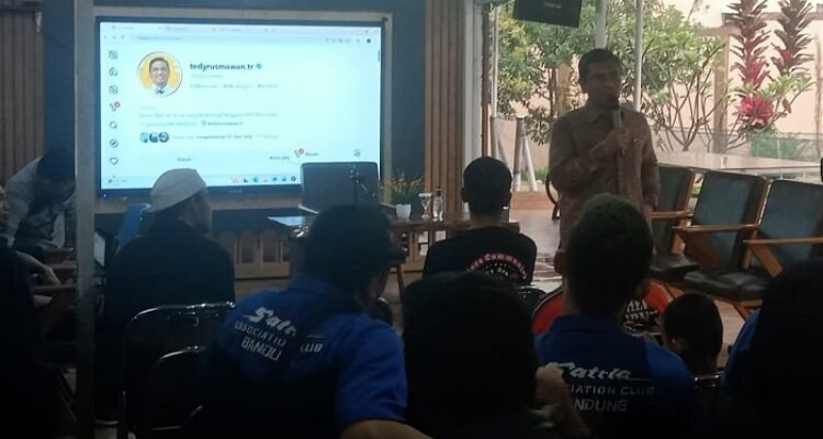 Tedy Rusmawan mengungkapkan saat ini tingkat pengetahuan masyarakat terhadap sejumlah layanan publik Pemprov Jabar, masih rendah.