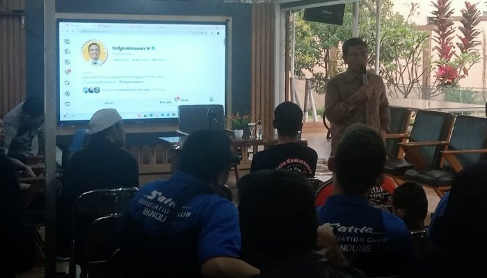Tedy Rusmawan mengungkapkan saat ini tingkat pengetahuan masyarakat terhadap sejumlah layanan publik Pemprov Jabar, masih rendah.