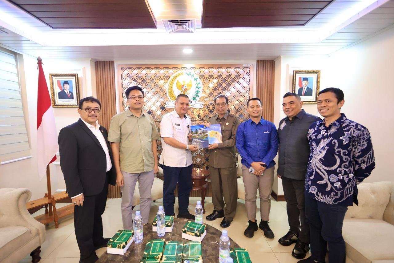 DPRD Jabar Serahkan Data 10 Calon Daerah Otonomi Baru ke DPR RI