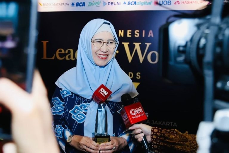 Wujudkan 'Empowered Women', Ratnawati Raih Penghargaan CNN Indonesia Leading Award 2026