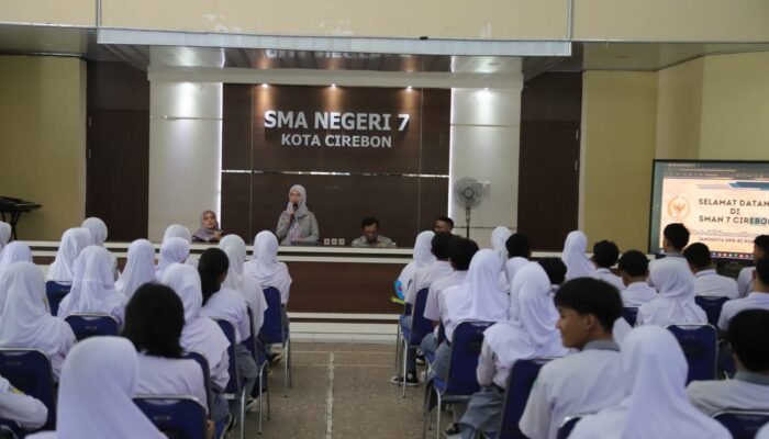 Hj Ratnawati Bahas Peran Pemuda dalam Demokrasi di SMAN 7 Cirebon