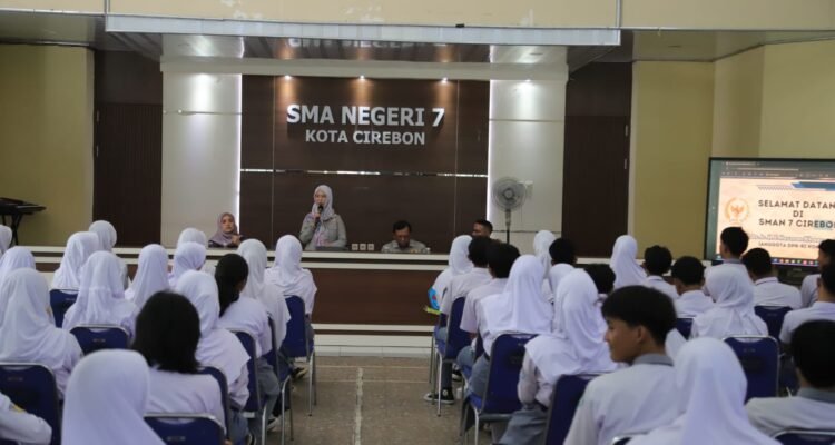 Hj Ratnawati Bahas Peran Pemuda dalam Demokrasi di SMAN 7 Cirebon