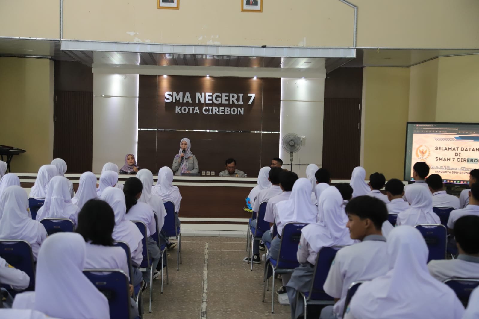 Hj Ratnawati Bahas Peran Pemuda dalam Demokrasi di SMAN 7 Cirebon