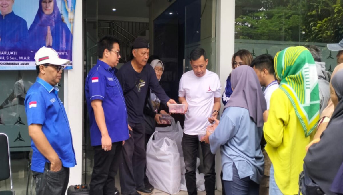 DPD Partai Demokrat Provinsi Jawa Barat menggelar penyembelihan hewan kurban dalam rangka peringatan Hari Raya Idul Adha. DPD Partai Demokrat Provinsi Jawa Barat menggelar penyembelihan hewan kurban dalam rangka peringatan Hari Raya Idul Adha.