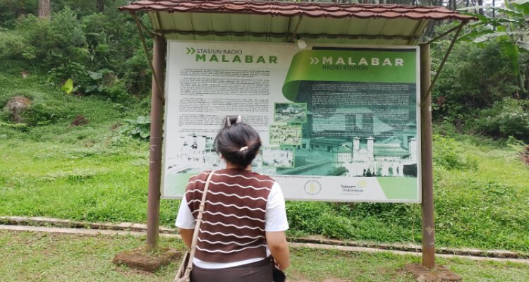 Di balik rimbunnya pepohonan lereng Gunung Puntang, Kabupaten Bandung, tersimpan sisa-sisa kejayaan teknologi komunikasi dunia.