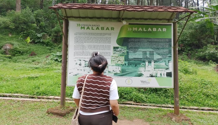 Di balik rimbunnya pepohonan lereng Gunung Puntang, Kabupaten Bandung, tersimpan sisa-sisa kejayaan teknologi komunikasi dunia.