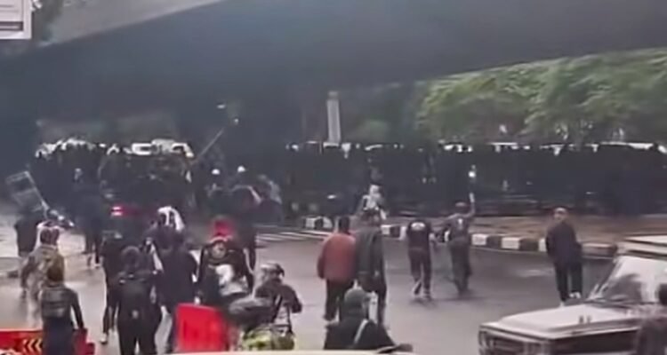 Massa HITAM
