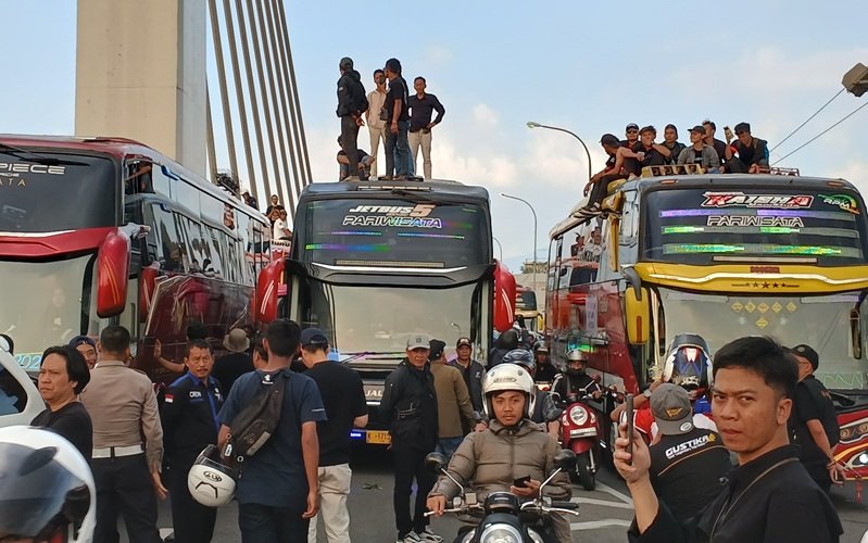 BUS PARIWISATA
