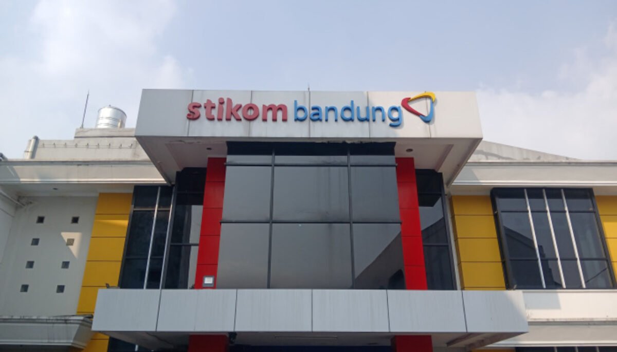 LLDIKTI Wilayah IV Jawa Barat dan Banten resmi mencabut sanksi administratif terhadap Sekolah Tinggi Ilmu Komunikasi (Stikom) Bandung.