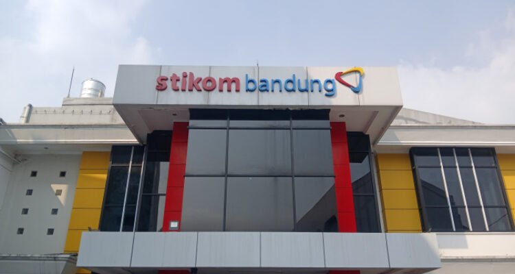LLDIKTI Wilayah IV Jawa Barat dan Banten resmi mencabut sanksi administratif terhadap Sekolah Tinggi Ilmu Komunikasi (Stikom) Bandung.
