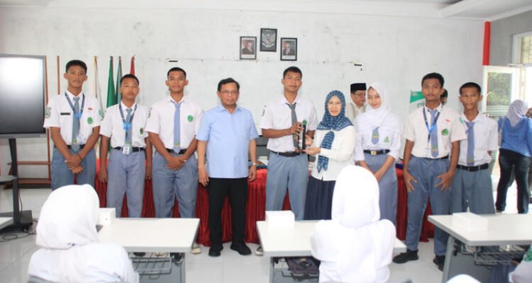 Hj. Ratnawati menegaskan pendidikan demokrasi penting membentuk generasi muda yang kritis, bertanggung jawab, dan peduli bangsa.