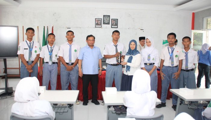 Hj. Ratnawati menegaskan pendidikan demokrasi penting membentuk generasi muda yang kritis, bertanggung jawab, dan peduli bangsa.