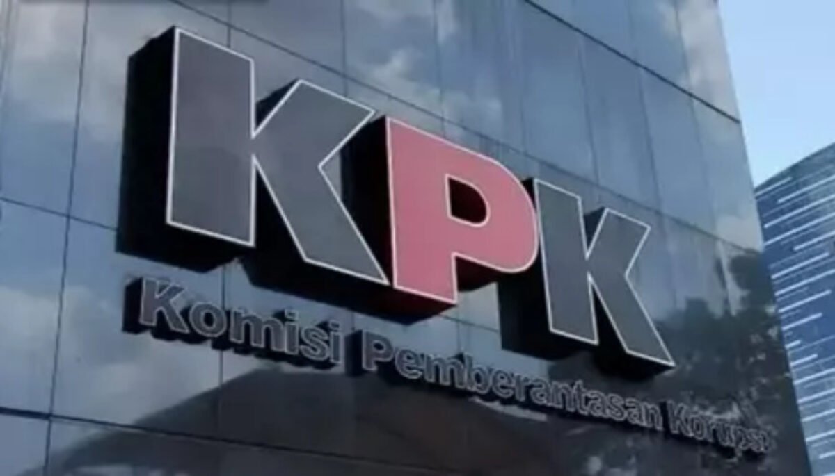 Di tengah persepsi publik yang berkembang, KPK masih perlu membuktikan penerima akhir amplop berkode nomor 1. Di tengah persepsi publik yang berkembang, KPK masih perlu membuktikan penerima akhir amplop berkode nomor 1.