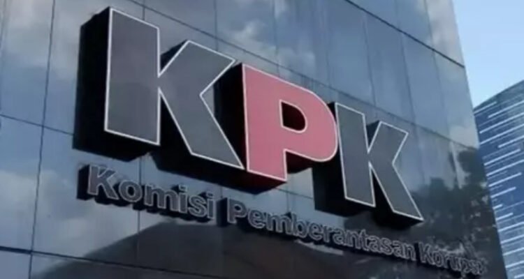 Di tengah persepsi publik yang berkembang, KPK masih perlu membuktikan penerima akhir amplop berkode nomor 1.