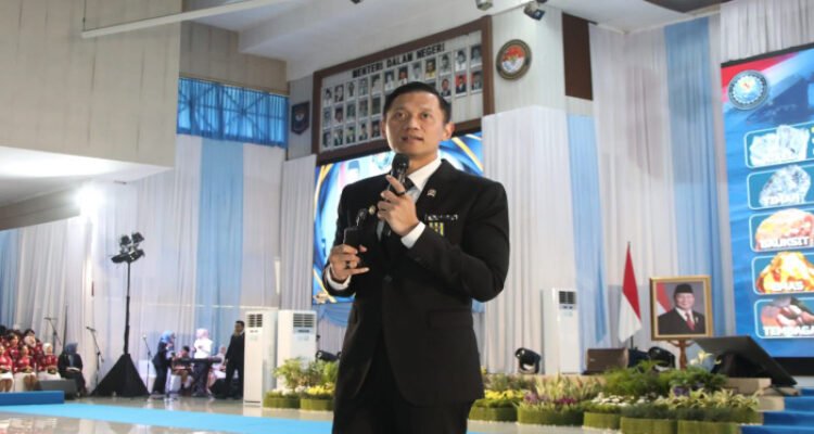 AHY mendorong para praja Institut Pemerintahan Dalam Negeri (IPDN) untuk menjadi aparatur sipil negara (ASN) yang unggul.