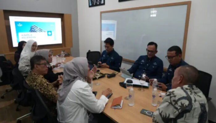 Upaya Komisi III DPRD Provinsi Jawa Barat memperkuat perekonomian daerah melalui pengembangan sektor keuangan syariah.