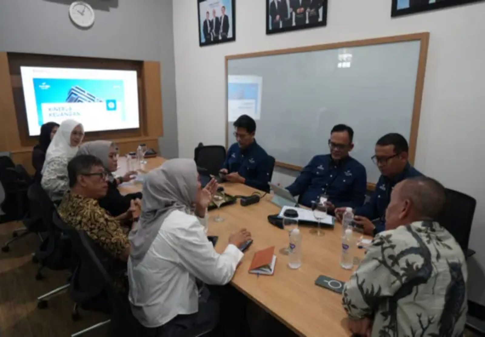 Upaya Komisi III DPRD Provinsi Jawa Barat memperkuat perekonomian daerah melalui pengembangan sektor keuangan syariah.
