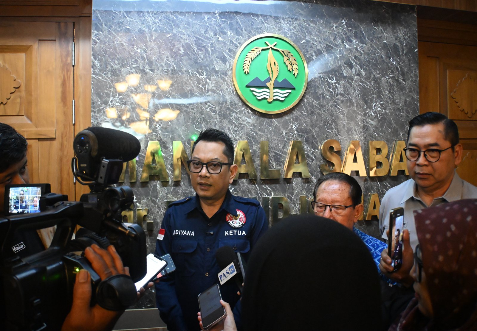 Kewajiban penayangan program siaran lokal dinilai belum cukup menjadi benteng pertahanan budaya di tengah derasnya gempuran platform digital. 