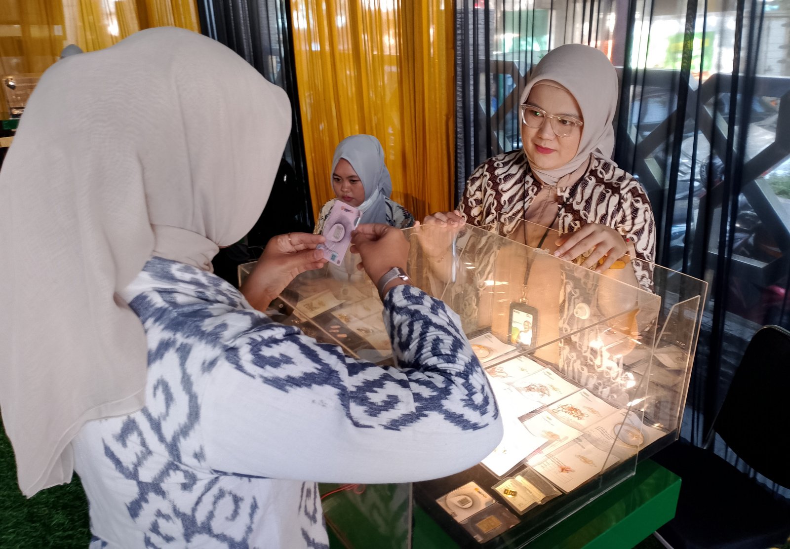 PT Pegadaian (Persero) Kantor Wilayah X Jawa Barat mencatat adanya lonjakan transaksi gadai hingga 50 persen dibanding hari biasa.