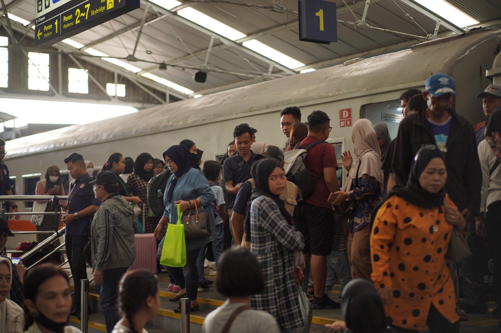 KAI Commuter Bandung Catat 10 Juta Pengguna pada Semester I 2026