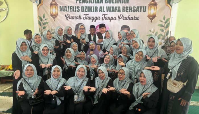 Ribuan jamaah memadati Masjid Alwafa di Katapang, Kabupaten Bandung, Sabtu (11/7/2026) usai Salat Zuhur, untuk mengikuti Tablig Akbar.