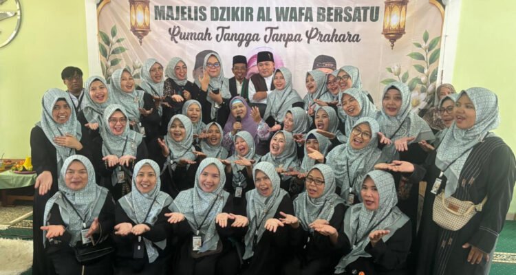 Ribuan jamaah memadati Masjid Alwafa di Katapang, Kabupaten Bandung, Sabtu (11/7/2026) usai Salat Zuhur, untuk mengikuti Tablig Akbar.