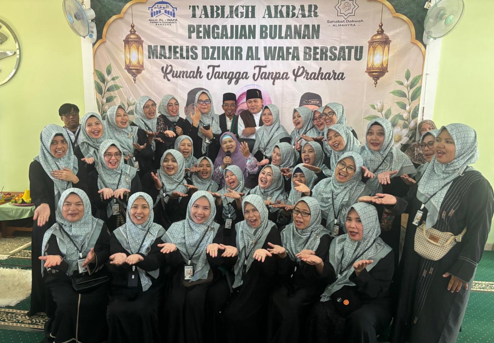 Ribuan jamaah memadati Masjid Alwafa di Katapang, Kabupaten Bandung, Sabtu (11/7/2026) usai Salat Zuhur, untuk mengikuti Tablig Akbar.