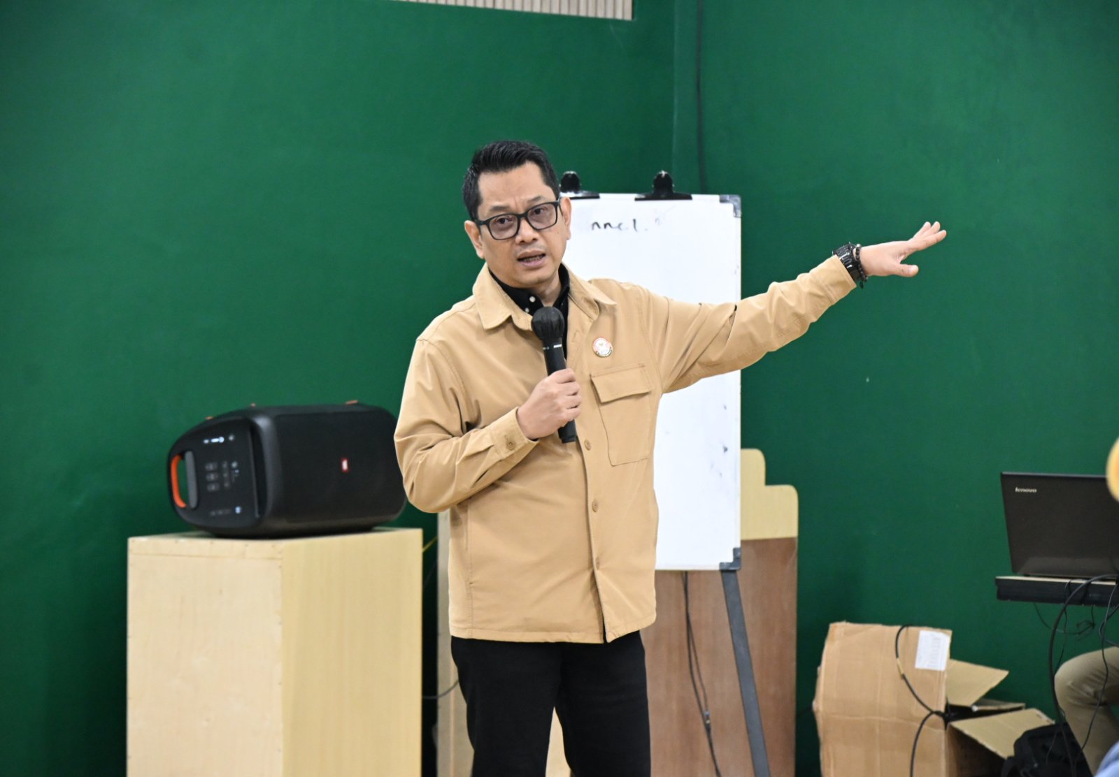 Televisi dan radio tak hanya menyajikan informasi, tetapi juga memperkuat edukasi lingkungan dan mitigasi bencana.