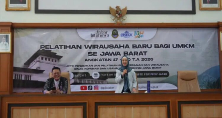 Hj. Ratnawati, mendorong pelaku usaha mikro, kecil, dan menengah (UMKM) untuk terus meningkatkan daya saing melalui penguatan kapasitas usaha.