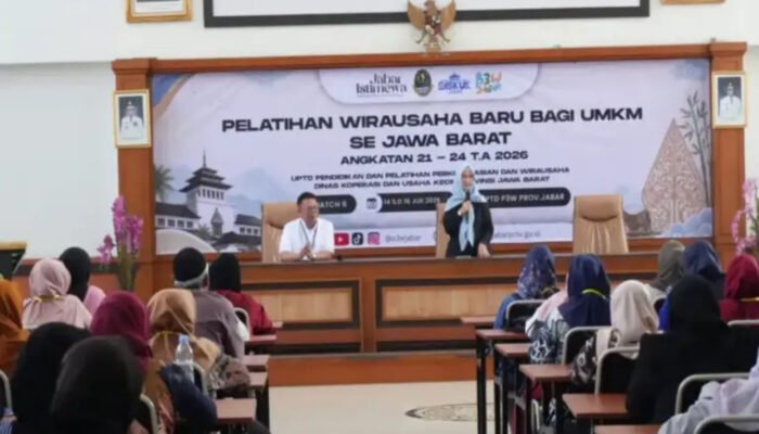 Hj. Ratnawati, menegaskan bahwa pelaku Usaha Mikro, Kecil, dan Menengah (UMKM) memiliki peran strategis sebagai fondasi utama.