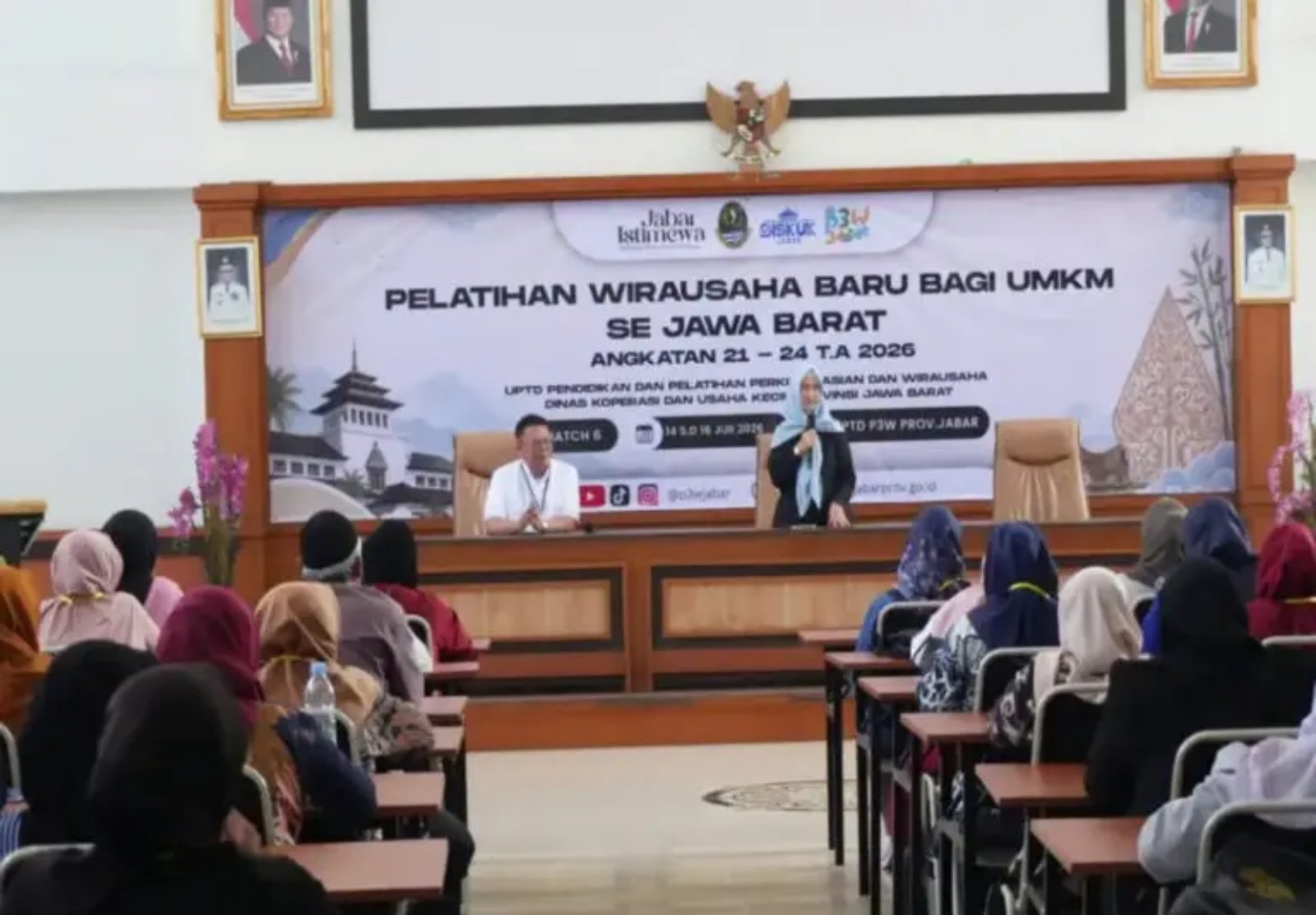 Hj. Ratnawati, menegaskan bahwa pelaku Usaha Mikro, Kecil, dan Menengah (UMKM) memiliki peran strategis sebagai fondasi utama.