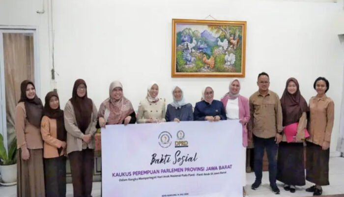 Dalam momentum Hari Anak Nasional, Hj. Ratnawati bersama Kaukus Perempuan Parlemen Provinsi Jawa Barat menggelar bakti sosial.