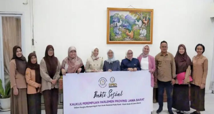 Dalam momentum Hari Anak Nasional, Hj. Ratnawati bersama Kaukus Perempuan Parlemen Provinsi Jawa Barat menggelar bakti sosial.
