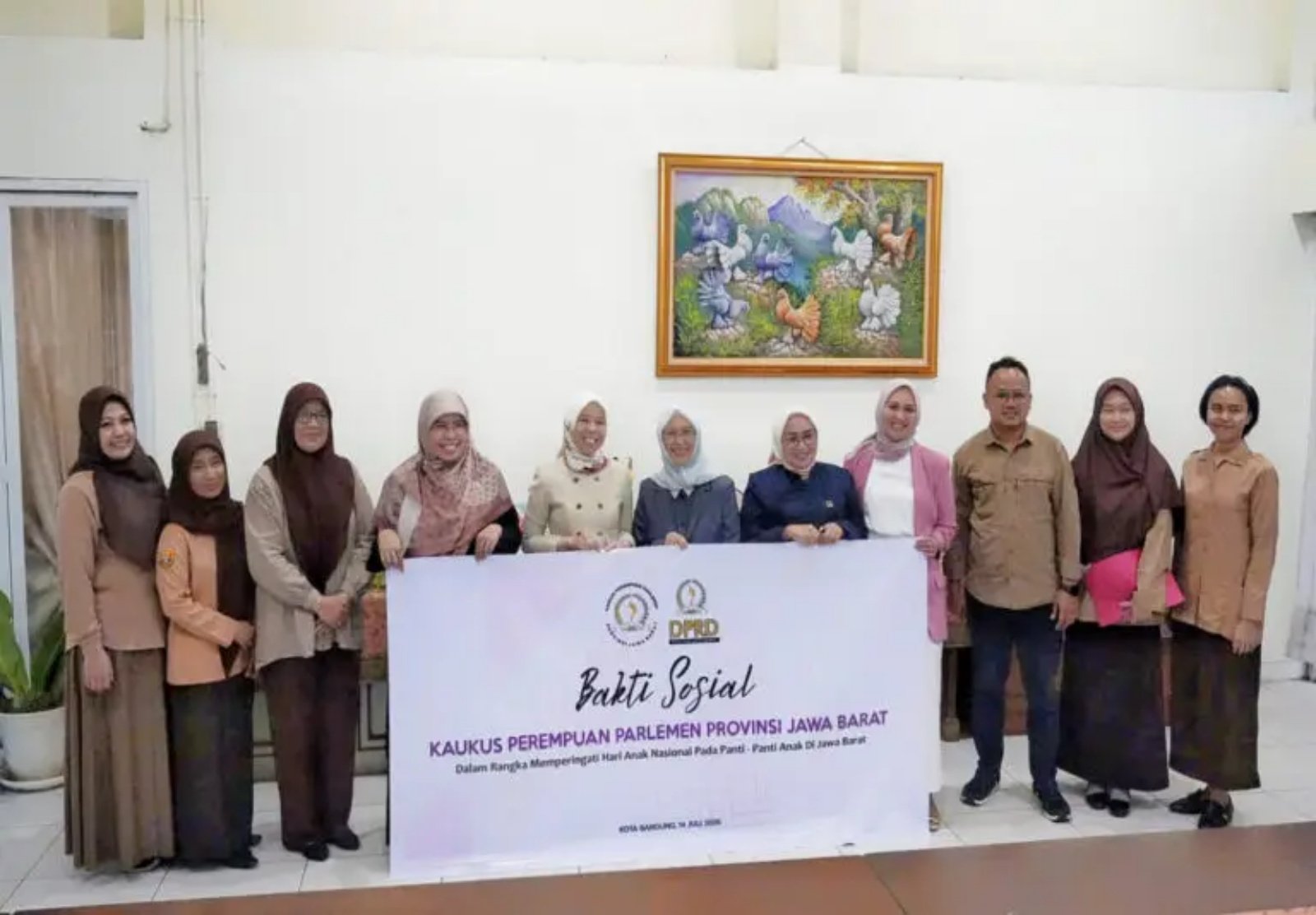 Dalam momentum Hari Anak Nasional, Hj. Ratnawati bersama Kaukus Perempuan Parlemen Provinsi Jawa Barat menggelar bakti sosial.