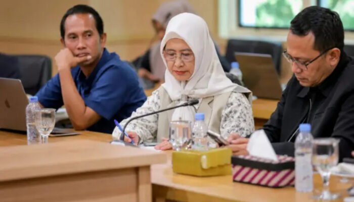 Komitmen menjaga kelestarian lingkungan hidup memerlukan langkah nyata melalui kebijakan yang tepat dan terukur.