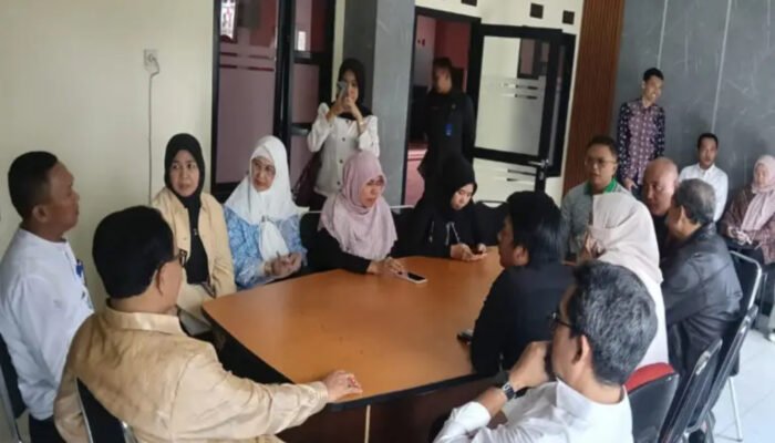 Hj. Ratnawati, meninjau langsung kondisi dan pengelolaan Rumah Susun Sederhana Sewa (Rusunawa)/Apartemen Transit Batujajar.