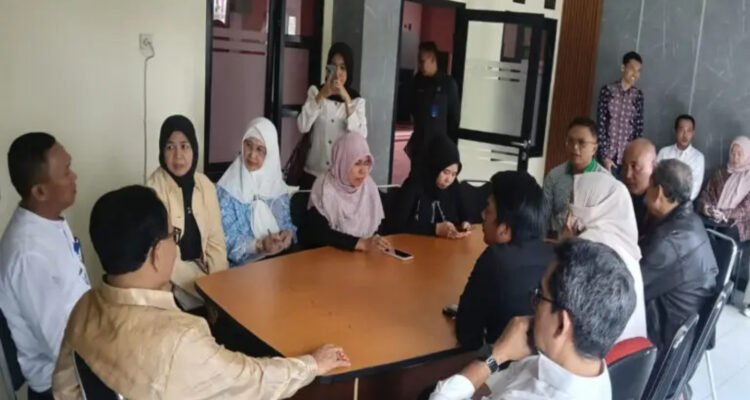 Hj. Ratnawati, meninjau langsung kondisi dan pengelolaan Rumah Susun Sederhana Sewa (Rusunawa)/Apartemen Transit Batujajar.