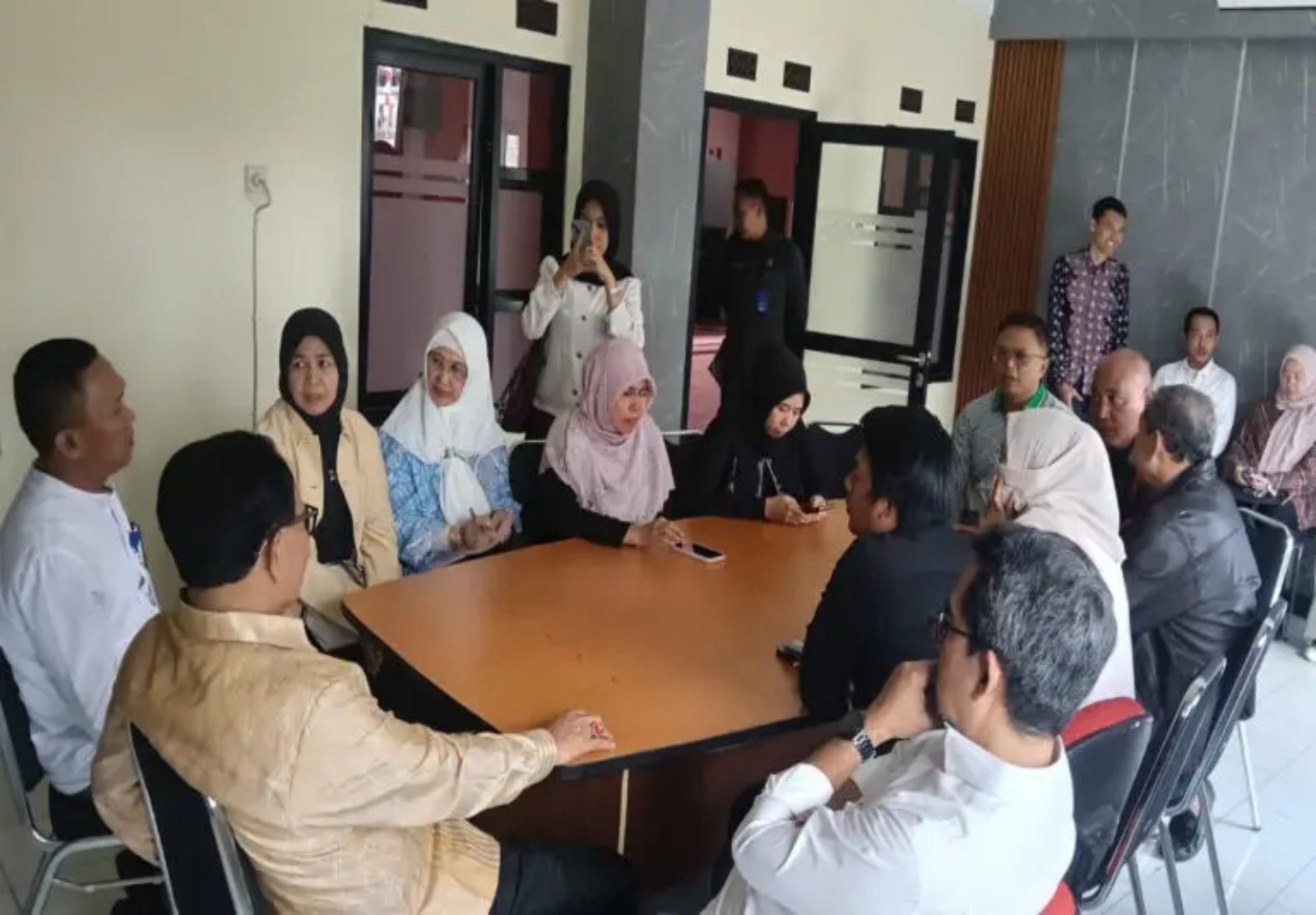 Hj. Ratnawati, meninjau langsung kondisi dan pengelolaan Rumah Susun Sederhana Sewa (Rusunawa)/Apartemen Transit Batujajar.