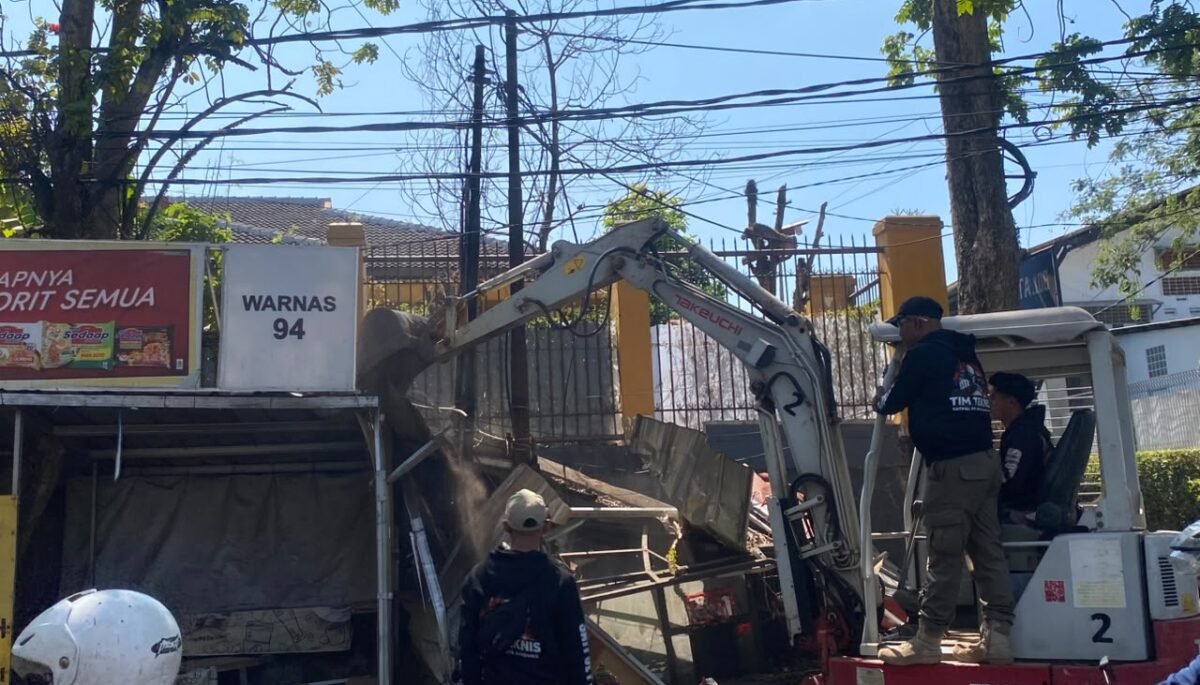 Tak Beri Ruang, Pemkot Bandung Tertibkan 18 Bangunan Liar