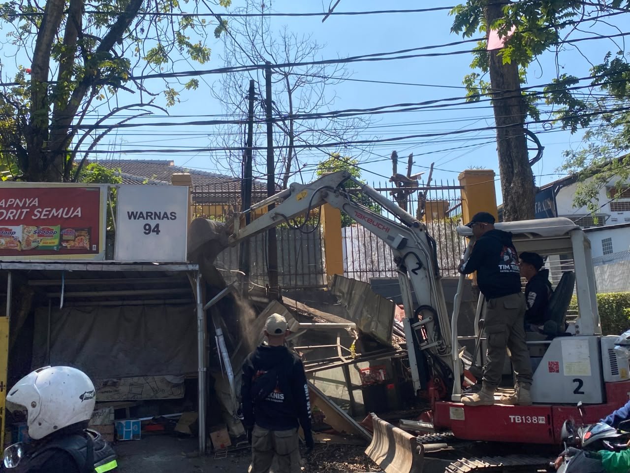 Tak Beri Ruang, Pemkot Bandung Tertibkan 18 Bangunan Liar