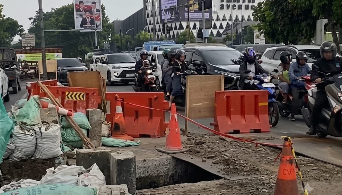 Alat Berat Mogok, Proyek Drainase Jalan Ibrahim Adjie Bikin Macet Parah hingga 2 Hari