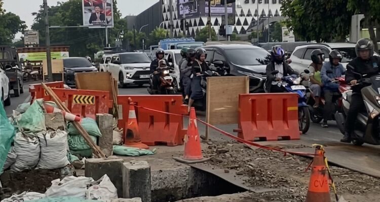Alat Berat Mogok, Proyek Drainase Jalan Ibrahim Adjie Bikin Macet Parah hingga 2 Hari
