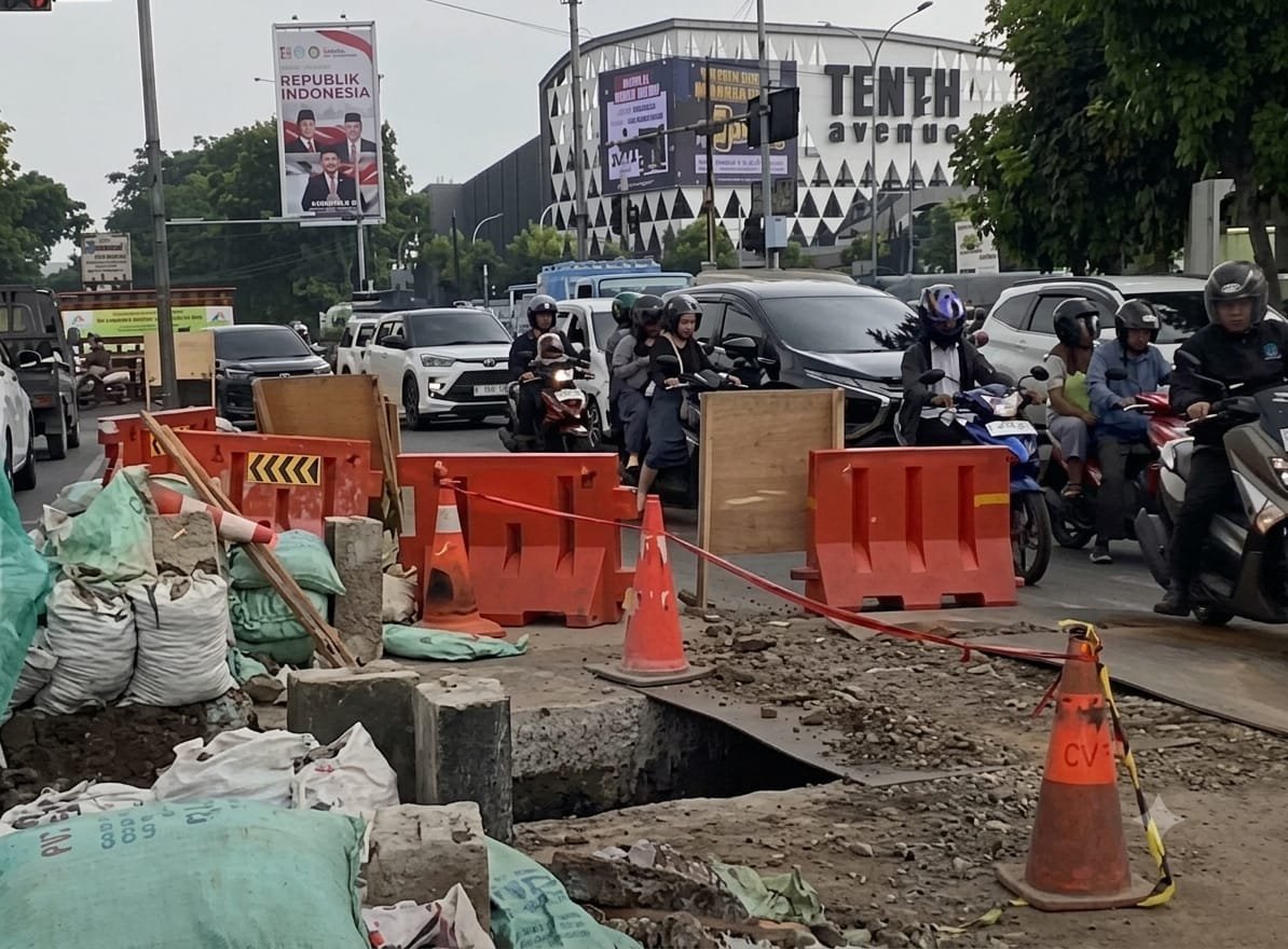 Alat Berat Mogok, Proyek Drainase Jalan Ibrahim Adjie Bikin Macet Parah hingga 2 Hari