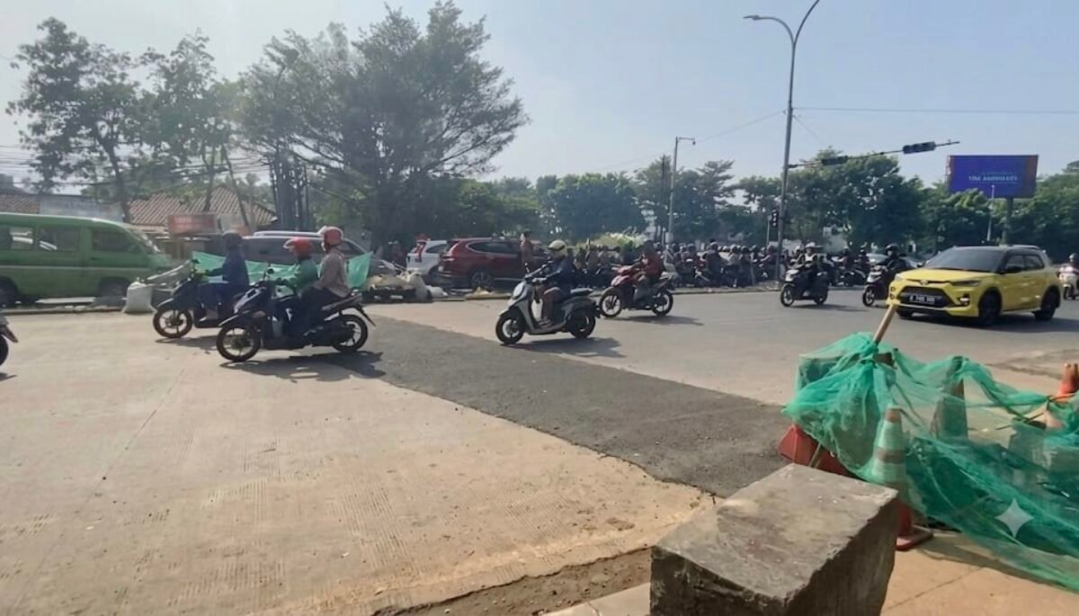 IMG-20260923-WA0019 Alat Berat Mogok Picu Macet Parah, Proyek Drainase Jalan Ibrahim Adjie Rampung Sebelum Subuh