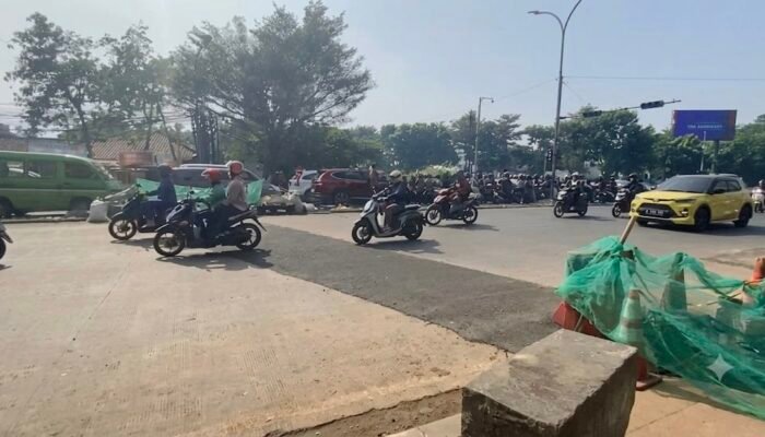 Alat Berat Mogok Picu Macet Parah, Proyek Drainase Jalan Ibrahim Adjie Rampung Sebelum Subuh