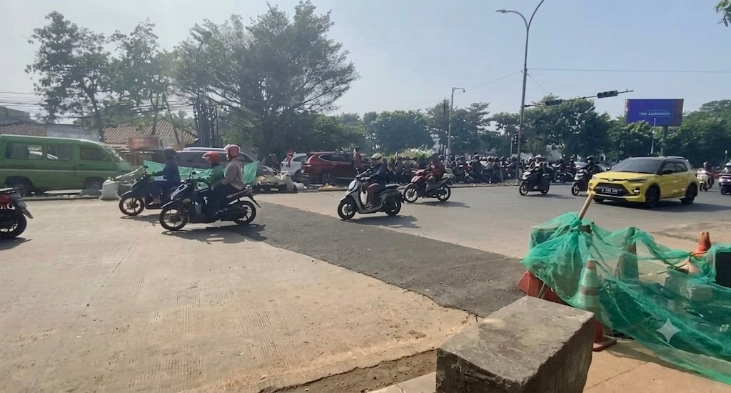 Alat Berat Mogok Picu Macet Parah, Proyek Drainase Jalan Ibrahim Adjie Rampung Sebelum Subuh