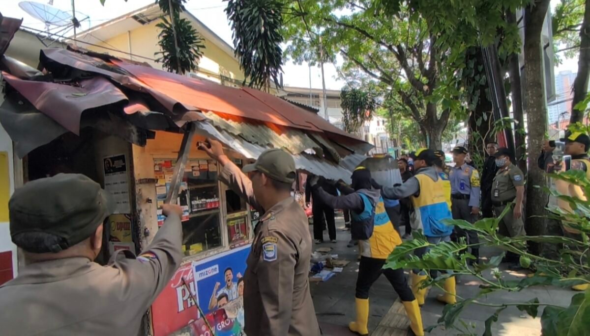 Bangunan Liar di Jalan Cihampelas Bandung Ditertibkan