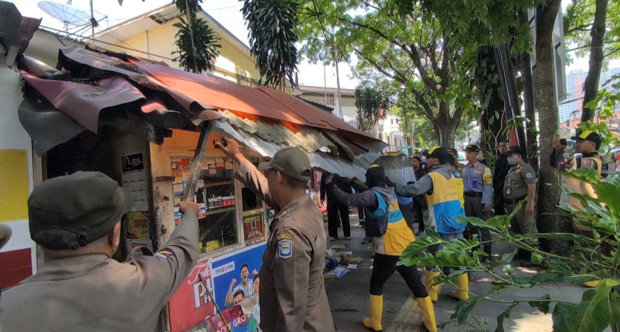Bangunan Liar di Jalan Cihampelas Bandung Ditertibkan