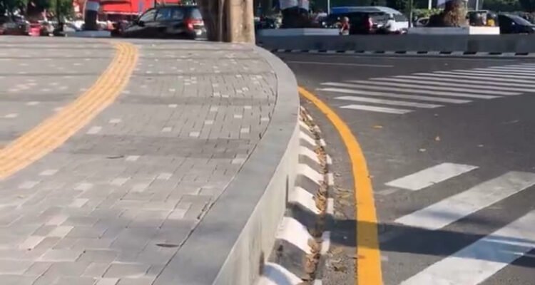 Akses Penyeberangan dan Trotoar Tinggi di Gasibu Dikeluhkan Pejalan Kaki
