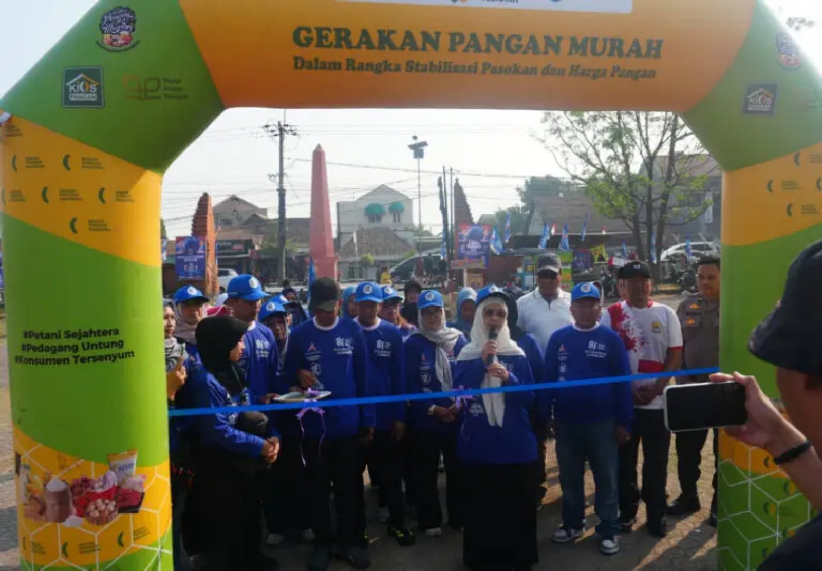 Peringatan HUT ke-25 Partai Demokrat di Kabupaten Cirebon berlangsung meriah dan penuh kebersamaan di Alun-Alun Palimanan, Cirebon.